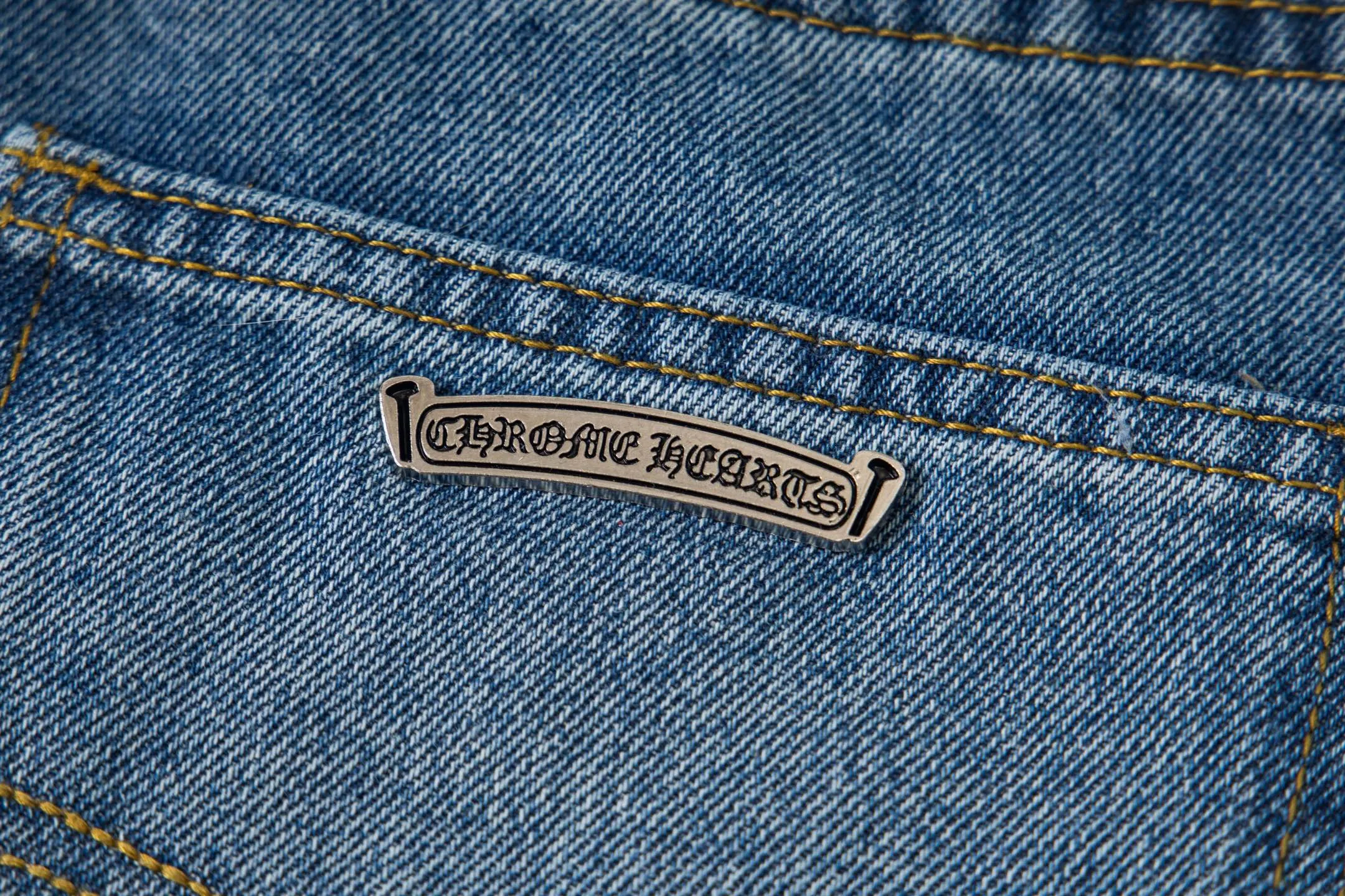 P240 💰 (Top version) Chrome Hearts Jeans Blue Library and White Leather It is well known that chromehearts jeans will use vintage Levis jeans as the base for creation. They usually add their own unique silver buckles and silver ornaments, plus leather embellishments. This is the reason why the value of these vintage jeans doubles, because the base is vintage jeans, and the jeans themselves have been very soft and comfortable after years of baptism. This can be distinguished from ordinary jeans. Regarding the size, you should also refer to the pants data. Color: blue Size: 28-30-32-34-34 (corresponds to S-M-L-XL-XXL)
